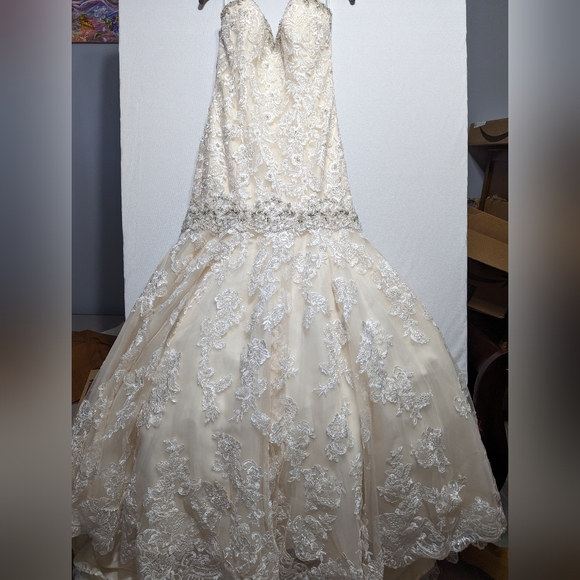 Allure 9018 unaltered size 10 Wedding dress. Mermaid Ivory.‎